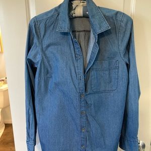 Women’s Old Navy jean button up shirt with small pleat on the back